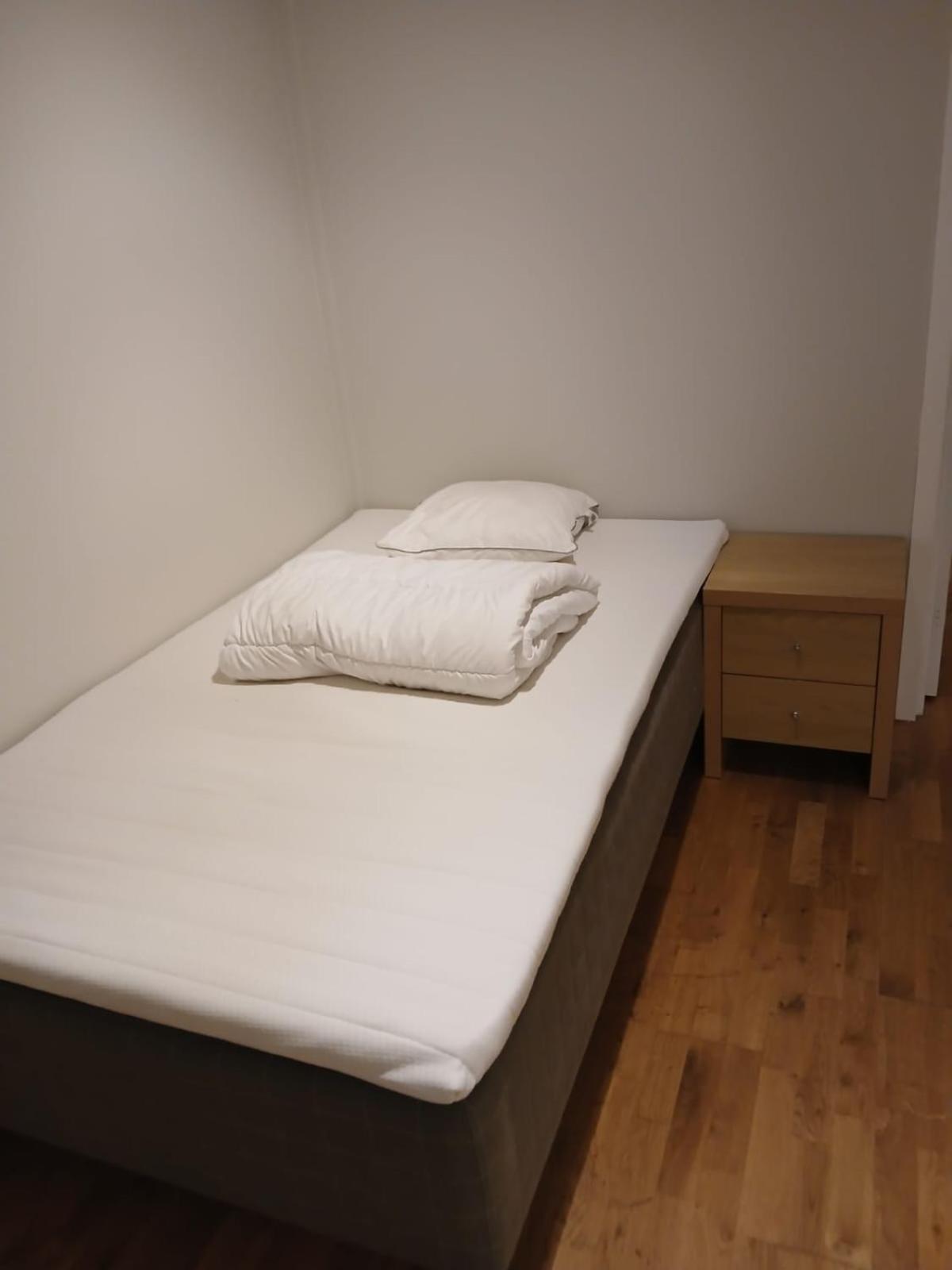 8 Sovrum Med 10 Baeddar 11 Rum Och 3 Koek Ruda Exterior photo